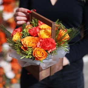 Композиция в ящике из огненных роз, диантусов и капса в Солнечногорске