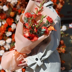 Букет "На закате дня" из гладиолусов, калл, гиперикума и диантусов в Солнечногорске