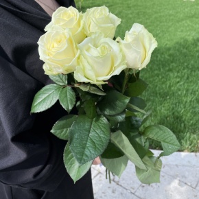 Букет из 5 белых роз (70 см) в Солнечногорске