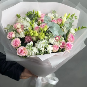 Букет "Особый случай " из ароматных маттиол, фрезий и кустовых роз в Солнечногорске