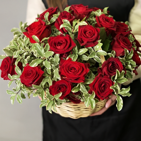 Композиция в корзине "Евгения" из 25 роз и питаспорума в Солнечногорске