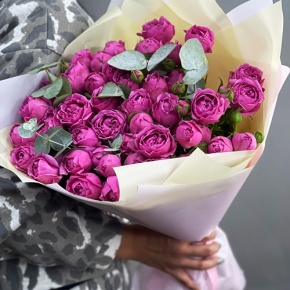 Букет "Малиновый бисквит" из кустовых и пионовидных роз и эвкалипта в Солнечногорске