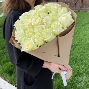 Букет из 25 белых роз в крафте (70 см) в Солнечногорске