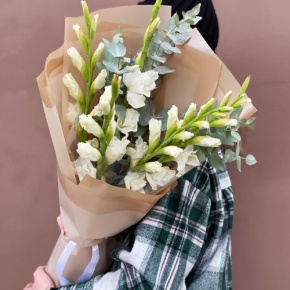 Букет из 5 белых гладиолусов и эвкалипта в Солнечногорске