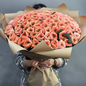 Букет "Персик" из 101 махровой розы Риджентс парк (60 см) в Солнечногорске