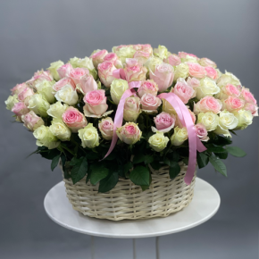 Композиция в корзине из 101 кенийской розы пастельный микс (40 см) в Солнечногорске