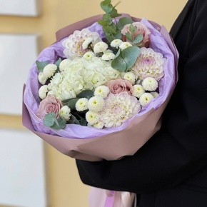 Букет "Динь" из георгин, хризантем сантини, эвкалипта, роз и гортензии в Солнечногорске