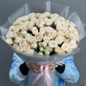 Букет из 35 кремовых кустовых роз (50 см) в Солнечногорске