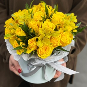 Композиция в шляпной коробке "Розиль" из альстромерий и роз в Солнечногорске