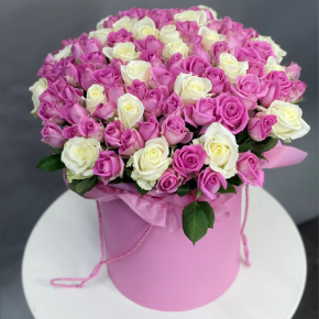 Композиция в шляпной коробке из 151 розы кения микс в Солнечногорске