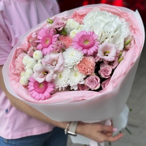 Букет "Розовые облака" из хризантемы, кустовых роз, диантусов, гортензии и эустом в Солнечногорске