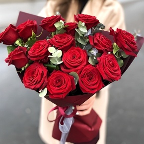 Букет 15 красных роз с эвкалиптом (50 см) в Солнечногорске