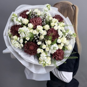 Букет "Шоколадный френч" из кустовых роз, хризантем Бигоуди, брунии, ароматных маттиол и сантини в Солнечногорске