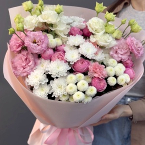 Букет "Задыхаюсь от нежности" из хризантемы, кустовых пионовидных роз, диантусов и эустом в Солнечногорске