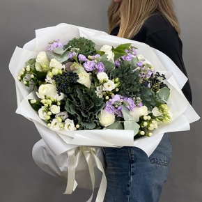 Букет "Ночное рандеву" из брассики, ягод вибирнума, роз, эустом, ароматных маттиол и гиперикума в Солнечногорске