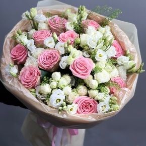 Букет "Пудровая мечта" из роз и эустом в Солнечногорске