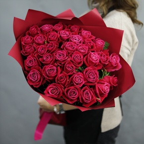 Букет из 35 малиновых роз Шангрила (50 см) в Солнечногорске