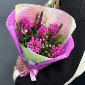 Букет "Вспышка" из гиацинтов, хамелациума и вероники в Солнечногорске