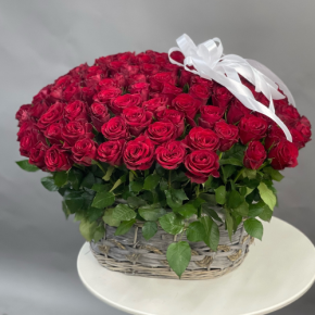 Композиция в корзине из 101 красной розы в Солнечногорске