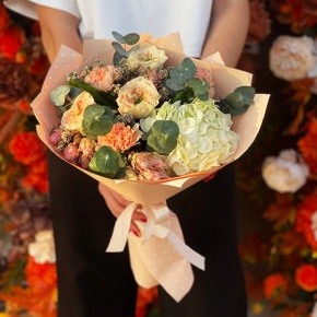 Букет "Сливочный крем" из гортензии, пионовидных роз, диантусов и серрурии в Солнечногорске