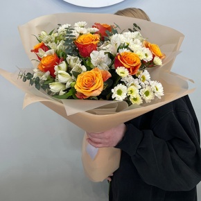 Букет "Апельсин" из роз и хризантем сантини в Солнечногорске