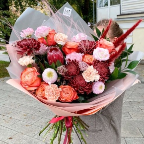 Букет "Каркаде" из хризантем Бигоуди и Момоко, роз Эквадор Кахала, озатамнуса,  эустом, протеи, и диантусов в Солнечногорске