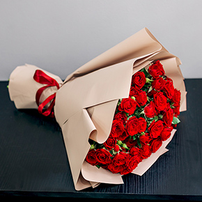 Букет 15 кустовых красных роз в Солнечногорске