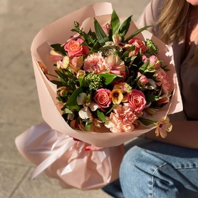 Букет "Каталина" из роз, диантусов, альстромерий, скиммии и кустовых ранункулюсов в Солнечногорске