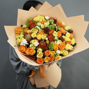 Букет "Осенние грёзы" из лейко, роз, фрезий, скиммии, молюцеллы и лейко в Солнечногорске