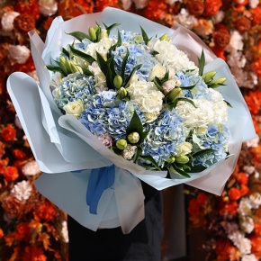 Букет "Елизавета" из гортензий, роз и пионовидных ароматных лилий в Солнечногорске
