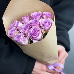 Букет из 11 лиловых роз в крафте (40 см) в Солнечногорске