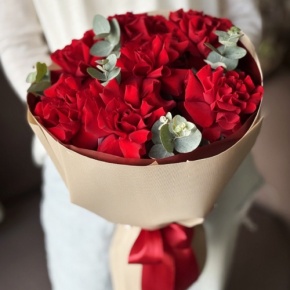 Букет "Красная пантера" из 7 роз Эквадор и эвкалипта в Солнечногорске