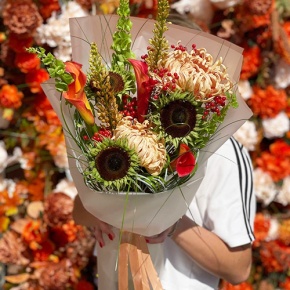 Букет "Фиеста" из подсолнуха экзотик, калины, хризантем Виена, калл, моллюцелл и эремуруса в Солнечногорске