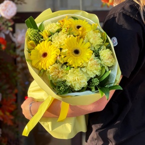 Букет "Солнечная пора" из гербер, альстромерий, скиммии и диантусов в Солнечногорске