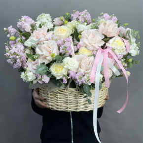 Композиция в корзине из роз Эквадор и ароматных маттиол в Солнечногорске