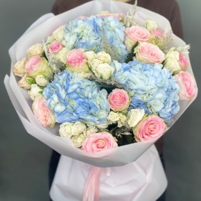 Букет "Легкий ветерок" из роз, конифера и гортензий в Солнечногорске