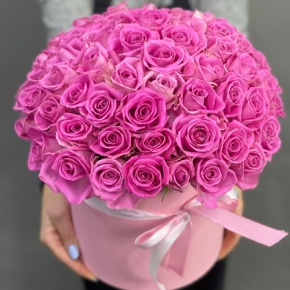 Композиция в шляпной коробке из 71 кенийской розы в Солнечногорске