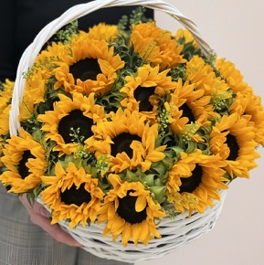 Композиция в корзине из 29 подсолнухов в Солнечногорске