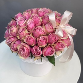 Композиция в шляпной коробке из 43 роз в Солнечногорске