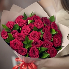 Букет из 25 красных роз и рускуса (50 см) в Солнечногорске