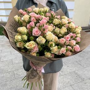 Букет из 19 кустовых роз в крафте (60 см) в Солнечногорске