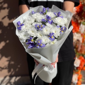 Букет из ирисов и хризантем в Солнечногорске