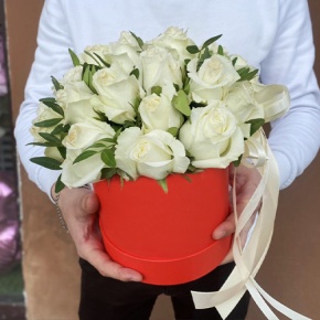 Композиция в шляпной коробке из 25 белых роз в Солнечногорске
