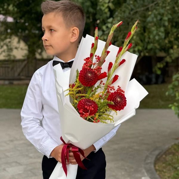 Букет на 1 сентября с красными гладиолусами, георгинами и калиной в Солнечногорске