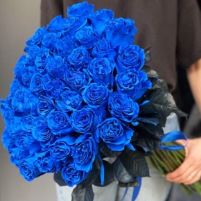 Букет из 51 синей розы Эквадор под ленту (70 см) в Солнечногорске