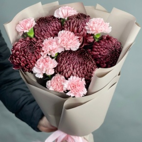 Букет из хризантем Бигоуди и розовых диантусов в Солнечногорске