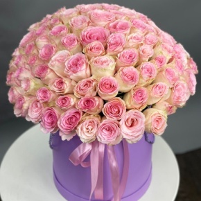 Композиция в шляпной коробке из 151 розы кения в Солнечногорске