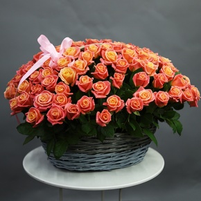 Композиция в корзине из 101 розы Мисс Пигги (50 см) в Солнечногорске