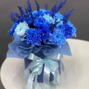 Композиция в шляпной коробке "Магия синего" из хризантем и конифера в Солнечногорске