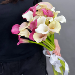 Букет из 21 каллы микс в Солнечногорске